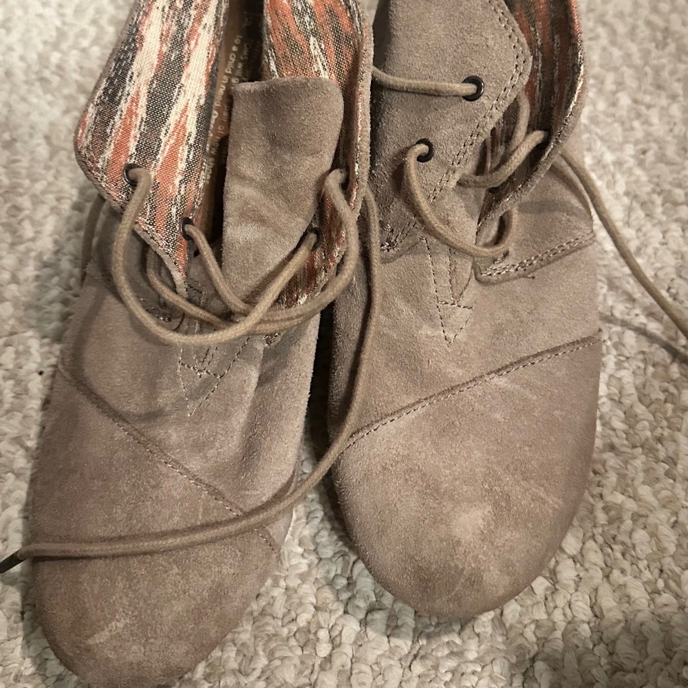 Toms Desert Taupe Suede Ankle Bootie Boots Wedge Heels Women's Size 9.5